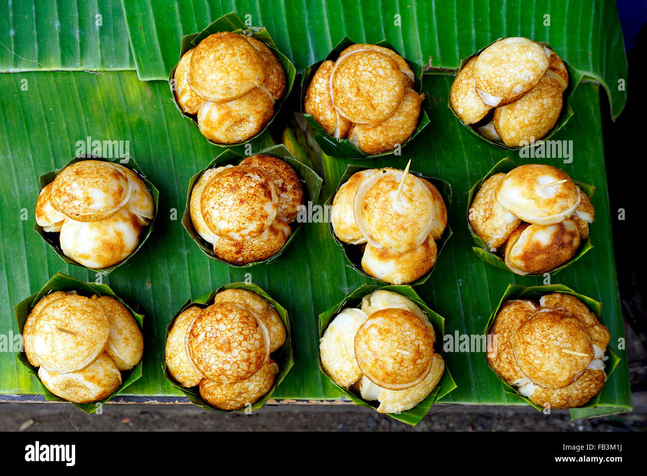 Draufsicht an süßen und herzhaften gegrillten Kokosreis warme Semmeln, Kokos-Reis-Kuchen, asiatische Dessert, Thai, Thailand, Luang Prabang, Laos Stockfoto