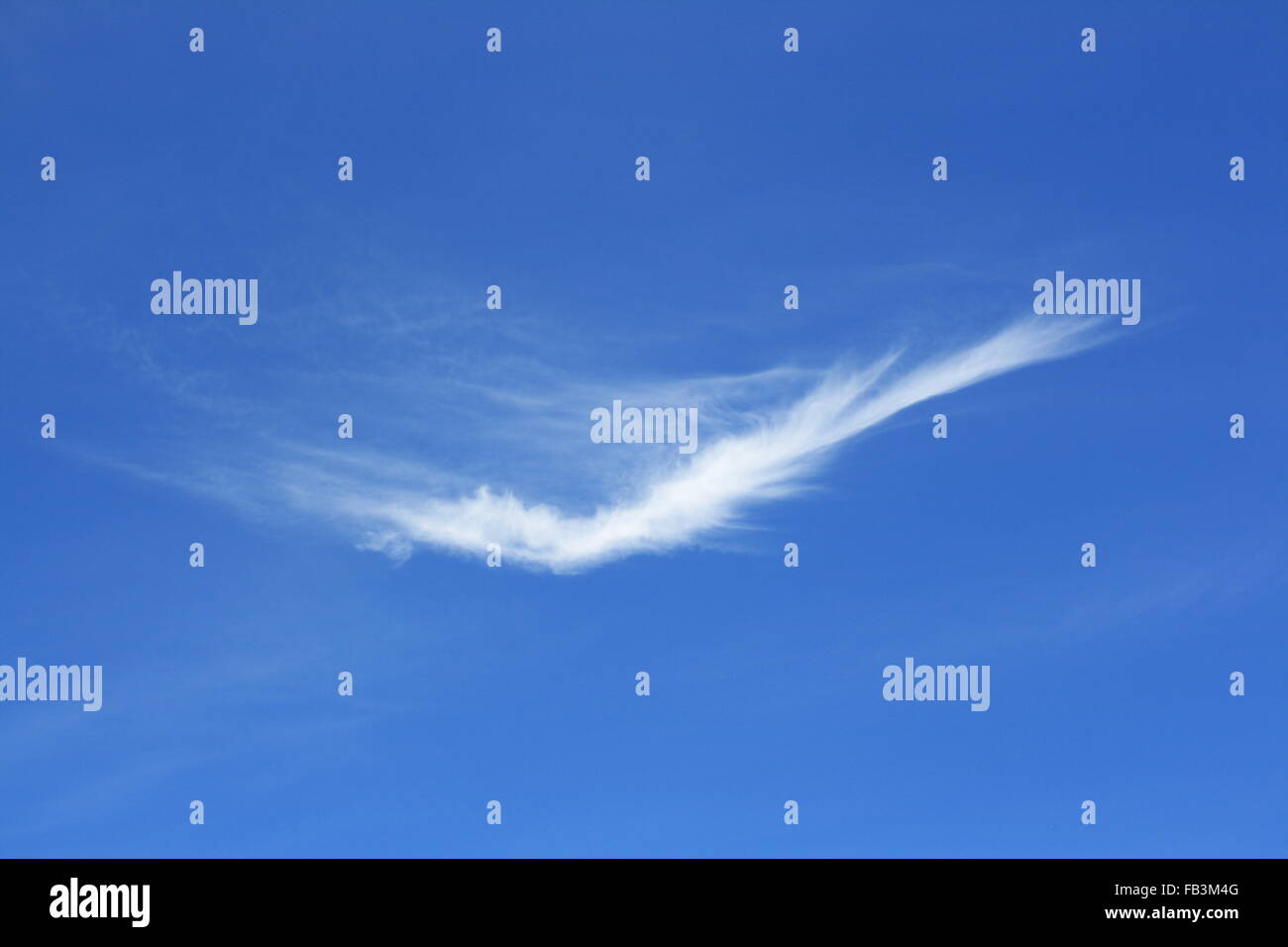 konzeptuelle Kunst aus der Natur: kreuzen Sie Zeichen aus weißen Wolke am blauen Himmel Stockfoto