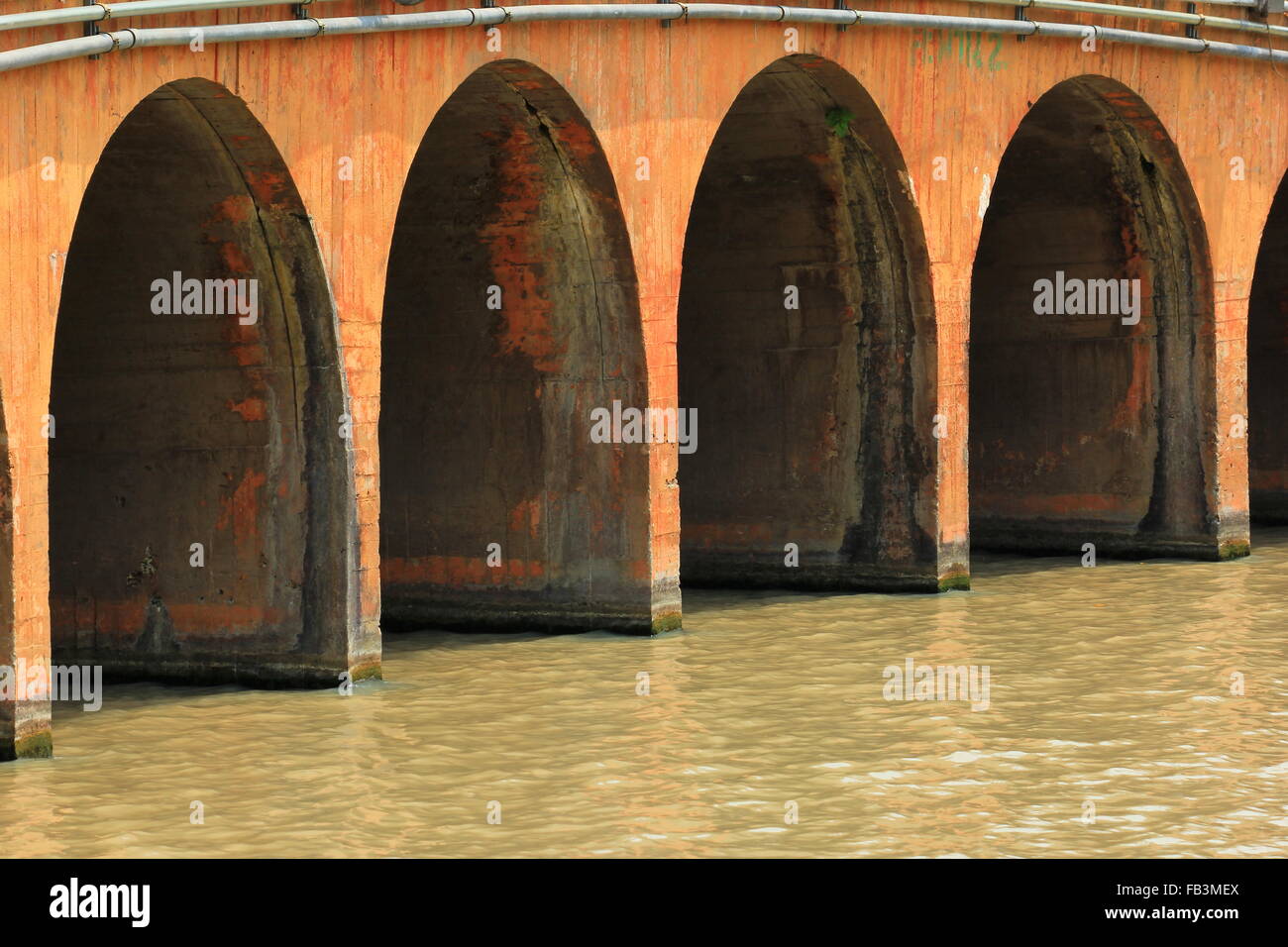 Tunnel-Brücke in den See Stockfoto