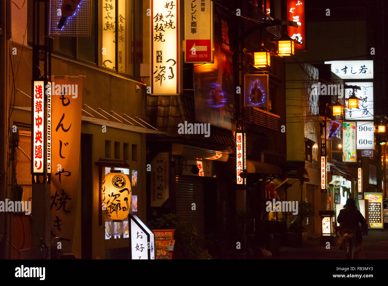 Nachtansicht der Geschäfte entlang der Straße, Tokyo, Japan Stockfoto