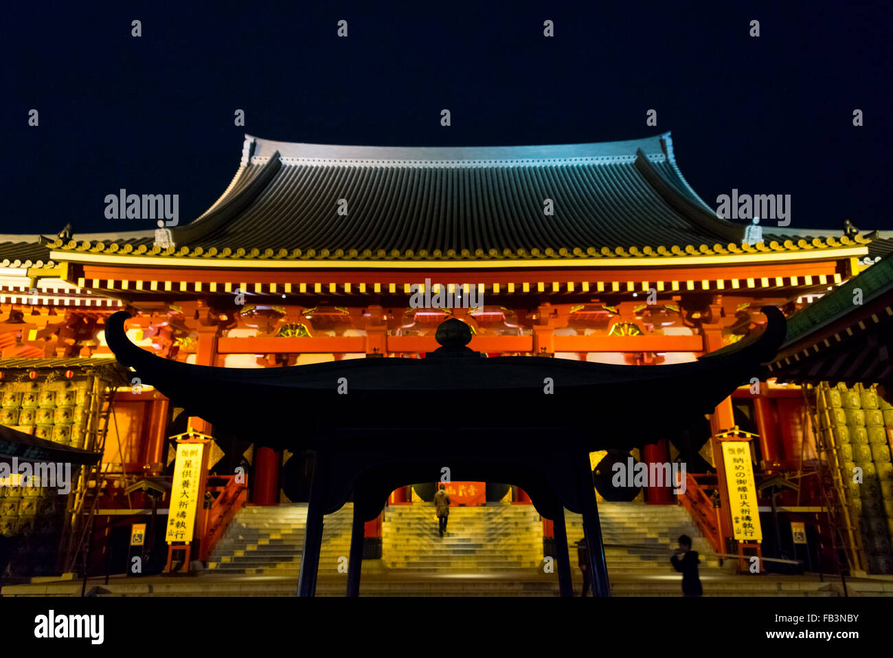 Nachtansicht der Weihrauch-Brenner am Kaminari Tor am Eingangstor zu Sensoji Tempel, Asakusa, Tokio, Japan Stockfoto