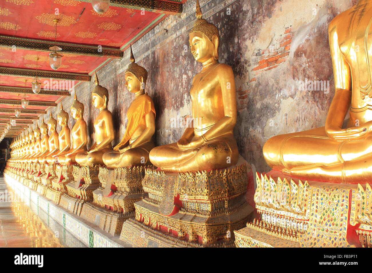 Meditation Buddha-Statuen in buddhistischer Tempel (Wat Suthat), Bangkok, Thailand Stockfoto