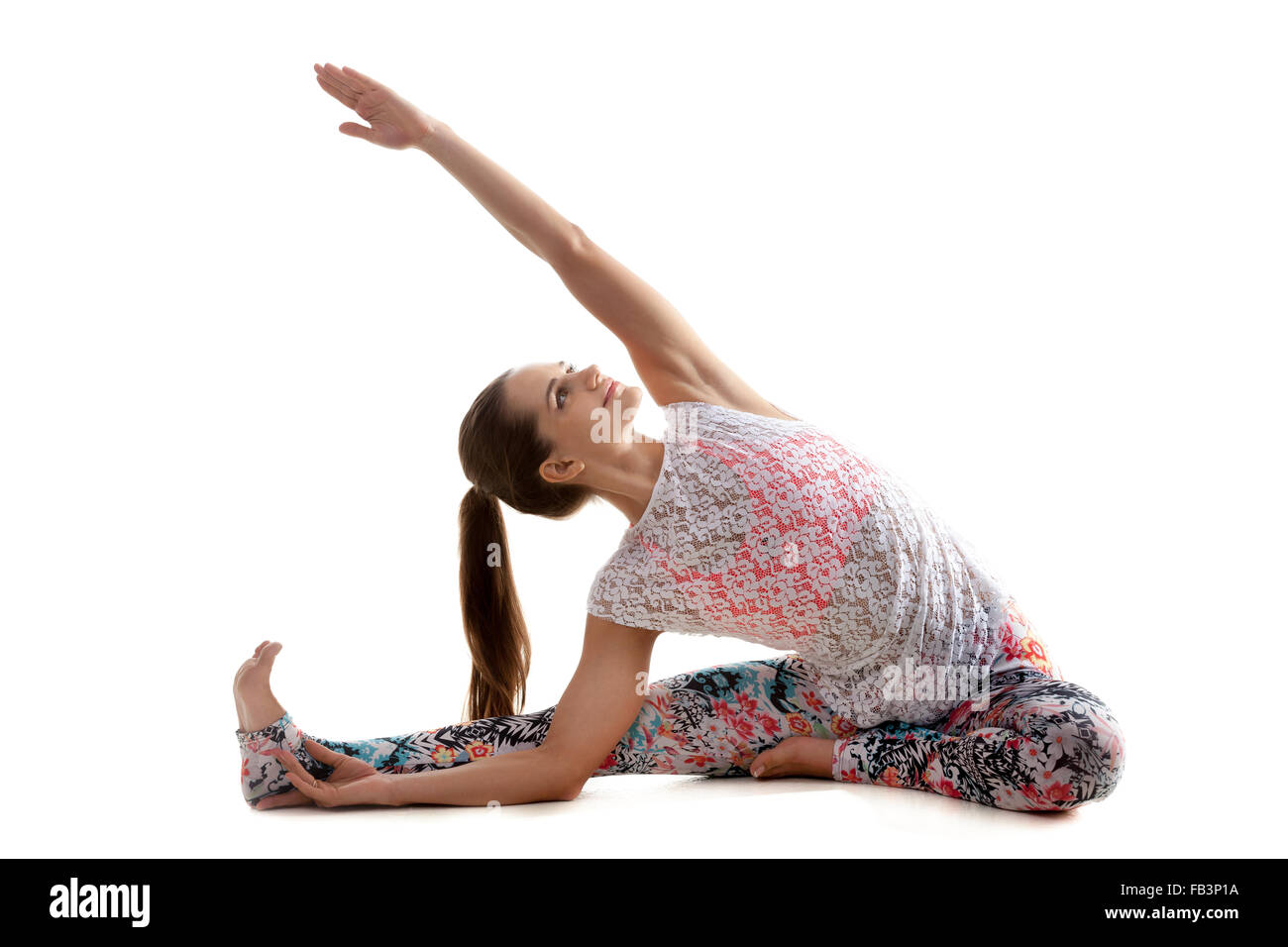 Yoga-Mädchen auf weißem Hintergrund in Djanu Shirshasana (Neige-Kopf bis zum Knie) Stockfoto