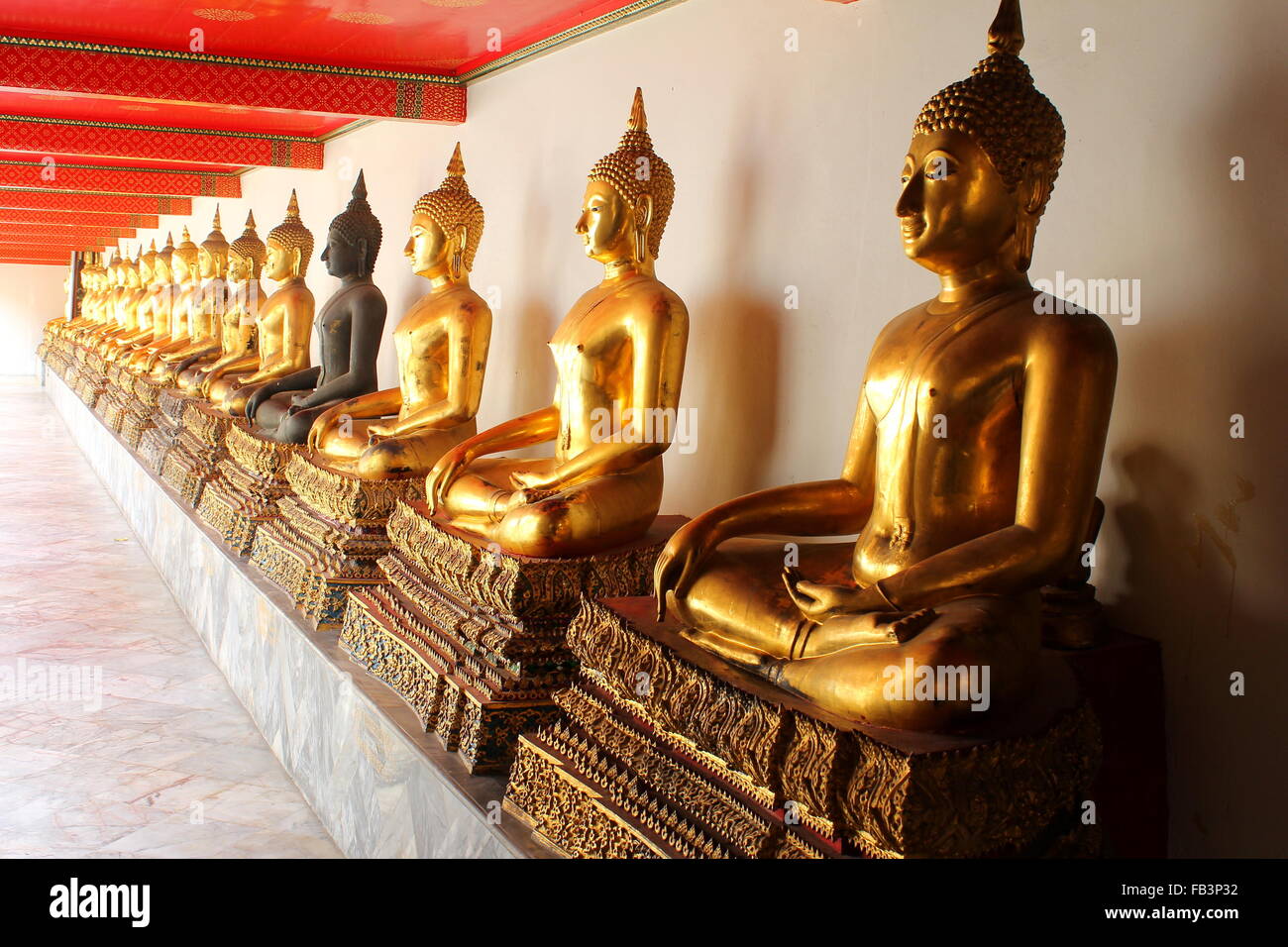Schatten der Meditation Buddha-Statuen im buddhistischen Tempel Wat Pho, Bangkok, Thailand Stockfoto