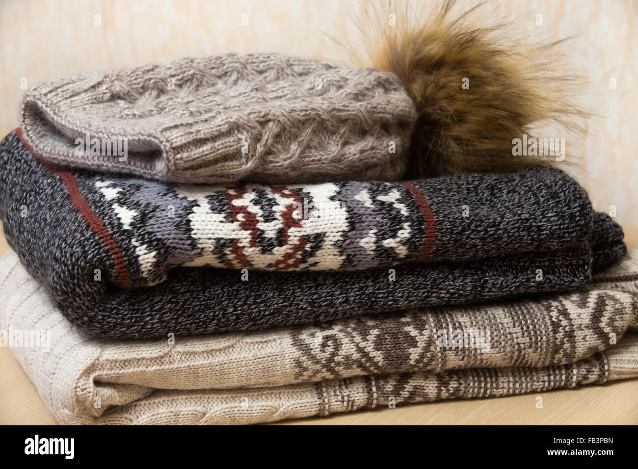 Zwei gefalteten Winter Pullover und Wollmütze mit Bubo übersichtlich auf einander Stockfoto