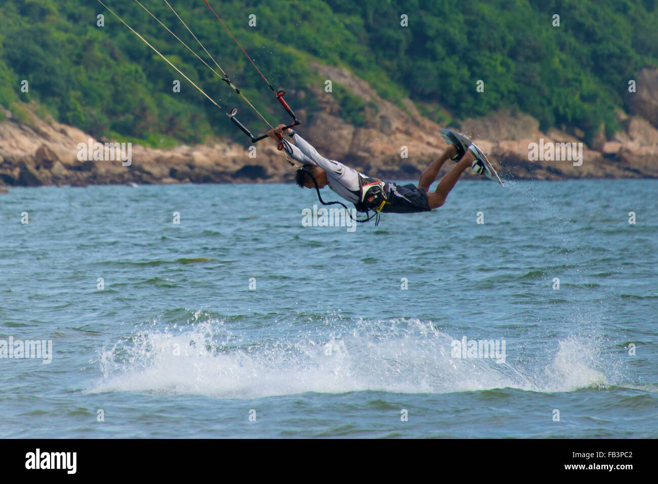 Männliche Kitesurfer machen einen großen Sprung Stockfoto