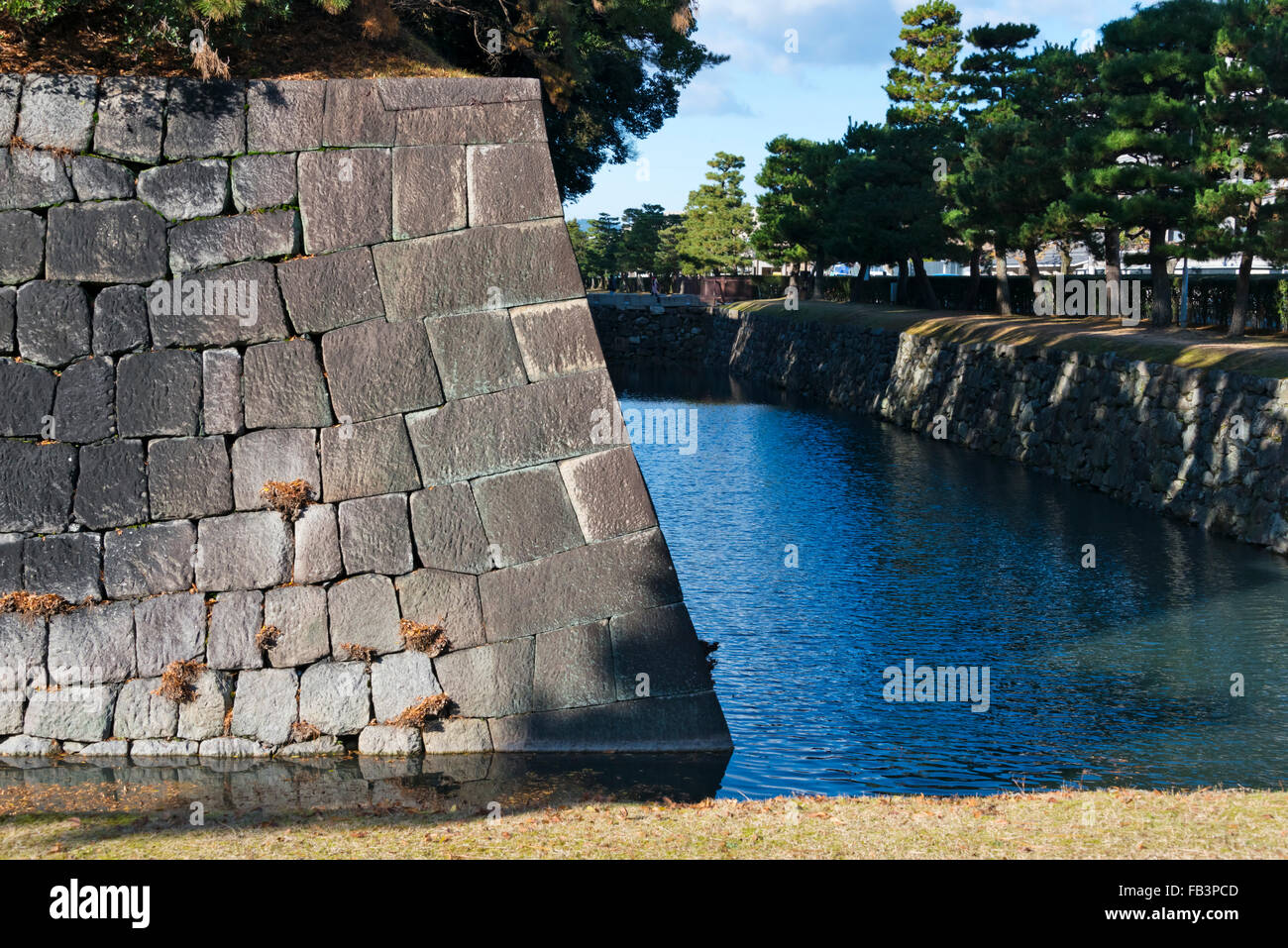 Burgmauer gemacht von riesigen Felsen und Wassergraben, Nijo Burg, Kyoto, Japan Stockfoto