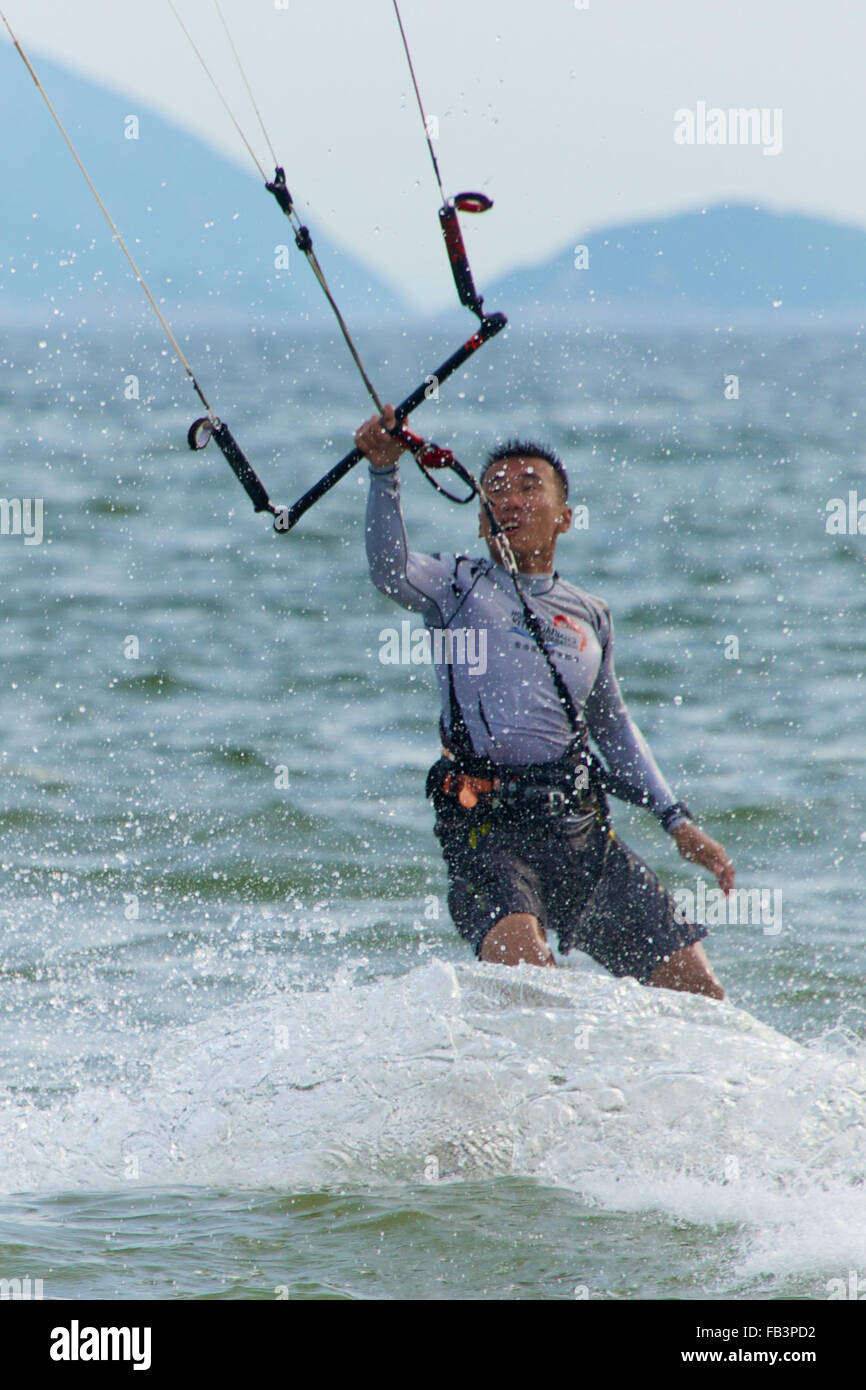 Männliche Kitesurfer versuchen festzuhalten Stockfoto