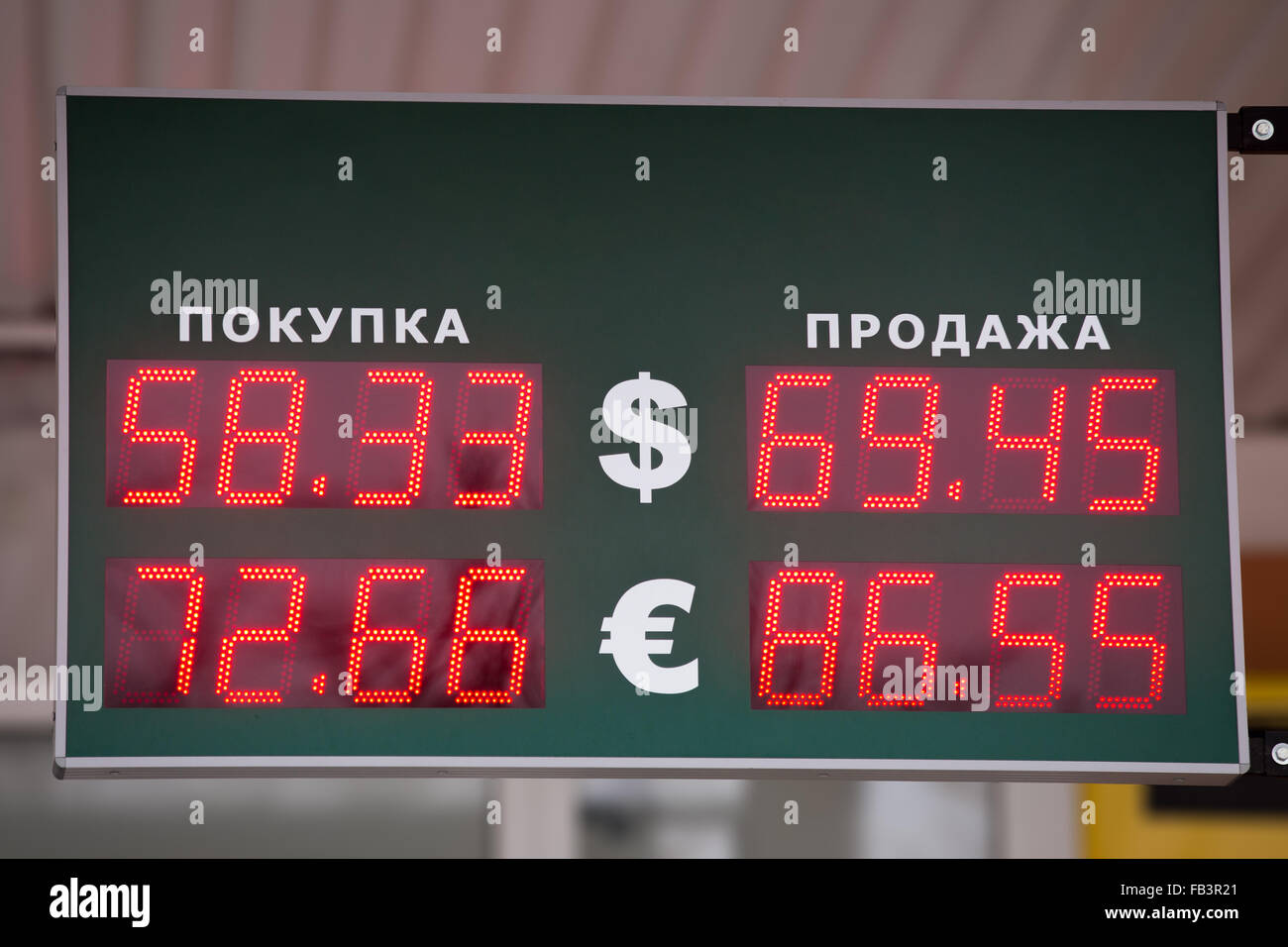 Russische elektronische Anzeige mit Währung Wechselkurs Vorderansicht Stockfoto