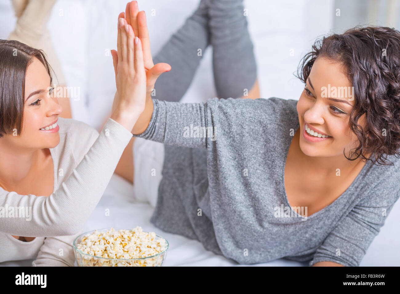 Schwestern sind jubelnde und hohe Fiving. Stockfoto