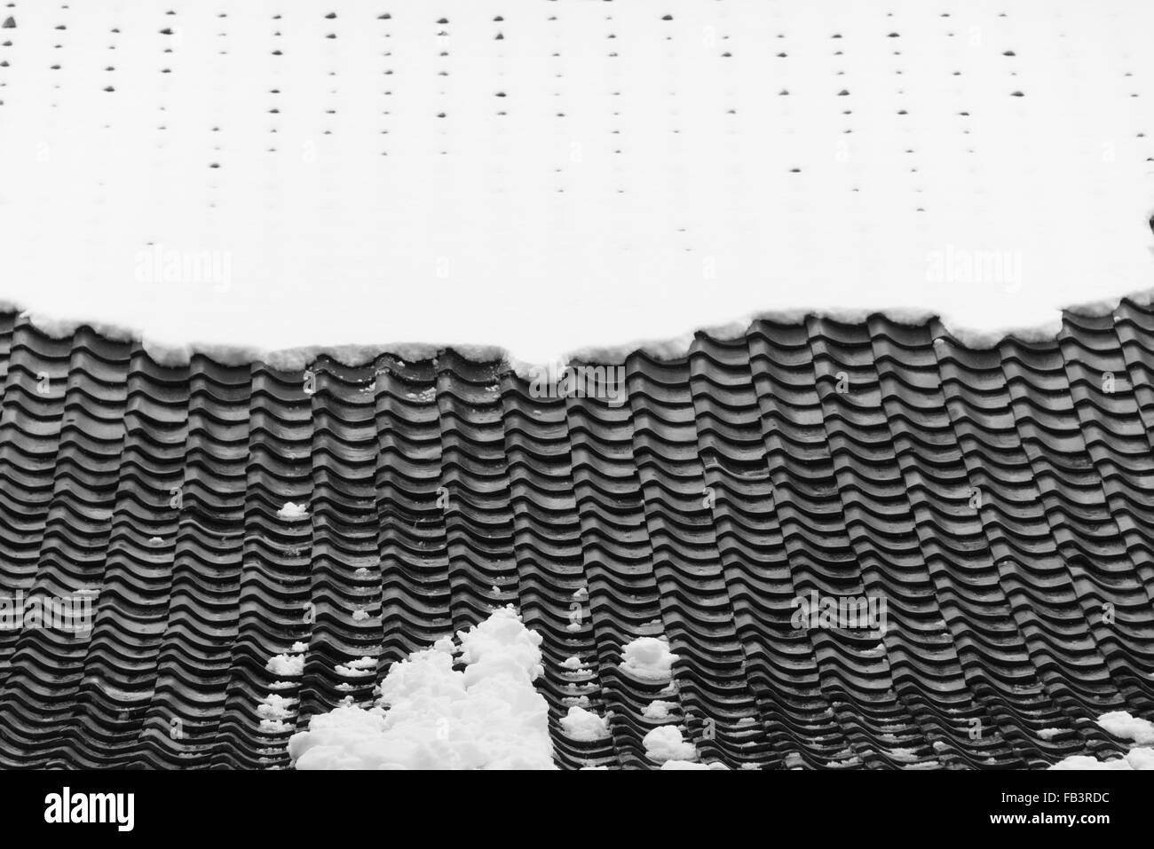 Ziegeldach mit Schnee bedeckt, Kanazawa, Präfektur Ishikawa, Japan Stockfoto
