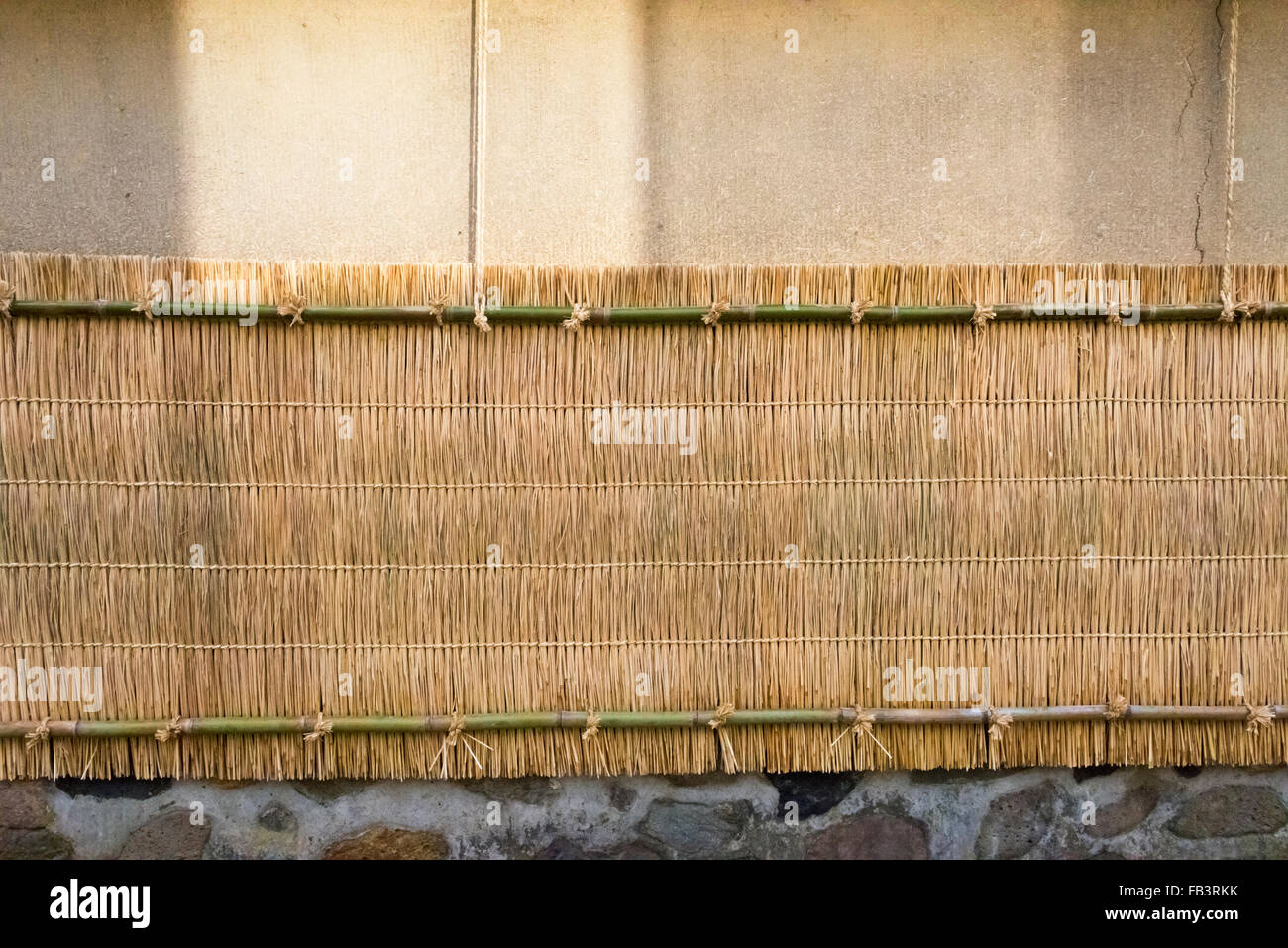Samurai-Residenzen in Nagamachi Samurai District, Wand mit Strohmatte geschützt, während des Winters, Kanazawa, Ishikawa, Japan Stockfoto