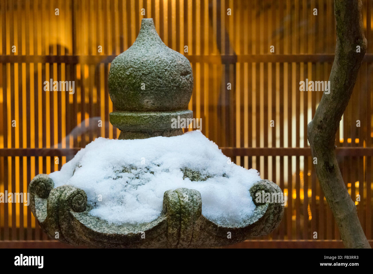 Steinlaternen schneebedeckt in Higashi Chaya Bezirk, Kanazawa, Präfektur Ishikawa, Japan Stockfoto