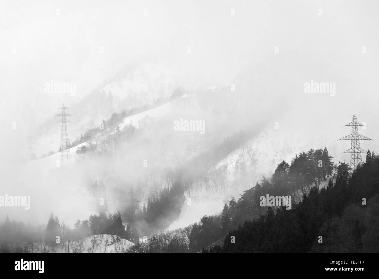 Türme in den Bergen bedeckt mit Schnee, Präfektur Gifu, Japan Stockfoto