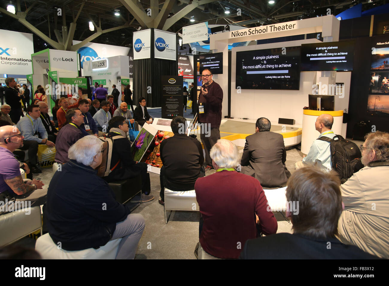 Las Vegas, Nevada, USA. 8. Januar 2016. Fotograf Vincent Versace wurde auf der Seite in der Nikon-stand, mit den Teilnehmern zu sprechen. Einem geschätzten 165.000 Fachbesucher stieg auf Las Vegas, Nevada der Woche vom 6. bis 9. Januar 2016 für die Consumer Electronics Show. Bildnachweis: Craig Durling/ZUMA Draht/Alamy Live-Nachrichten Stockfoto