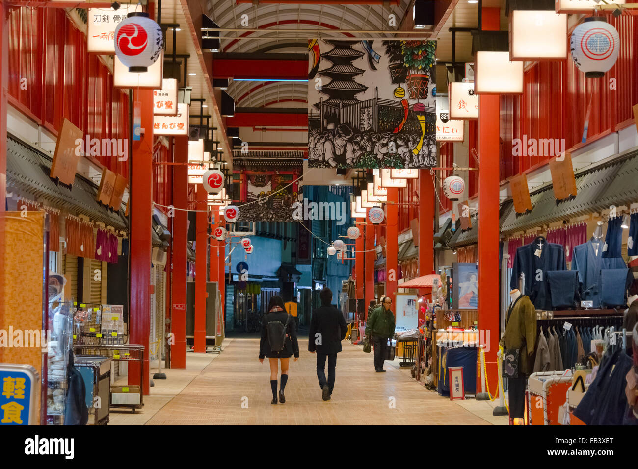 Geschäfte entlang der Straße, Asakusa, Tokio, Japan Stockfoto