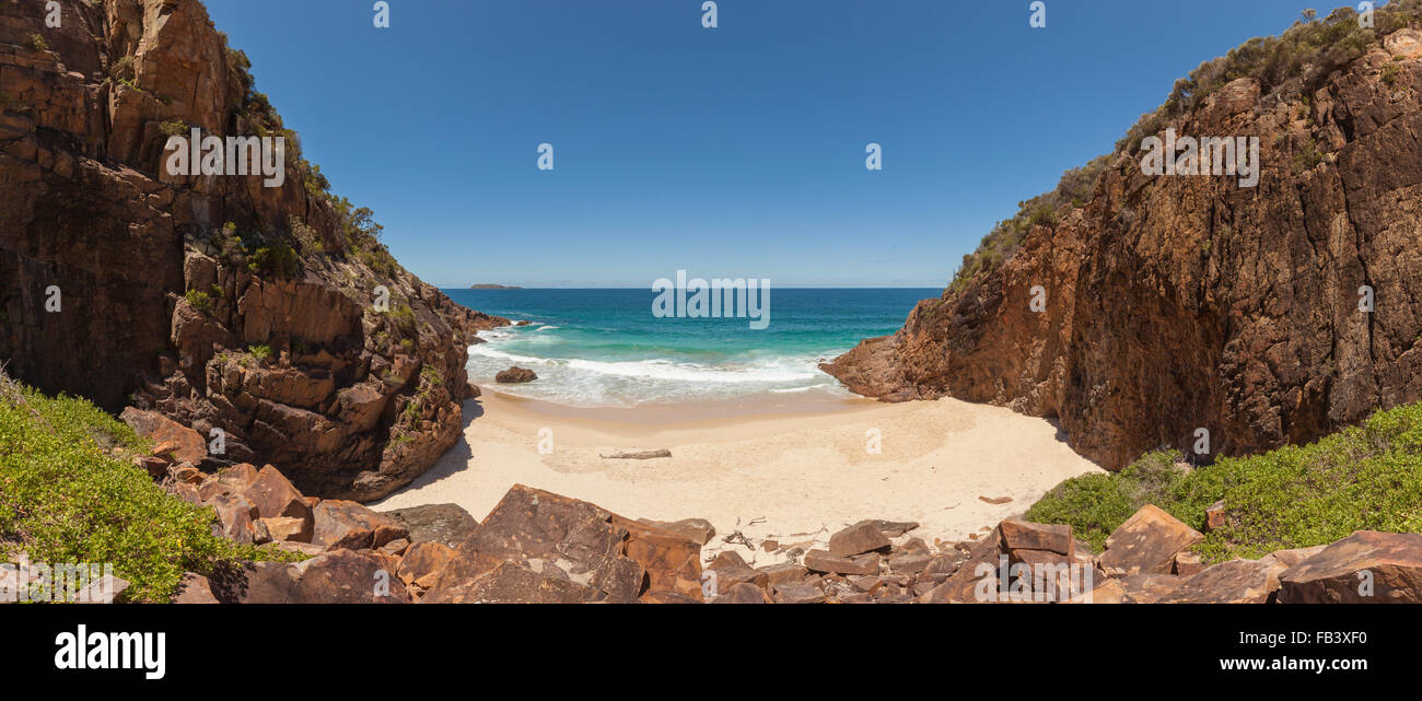 Einen schönen versteckten Strand an der Küste von Port Stephens Stockfoto