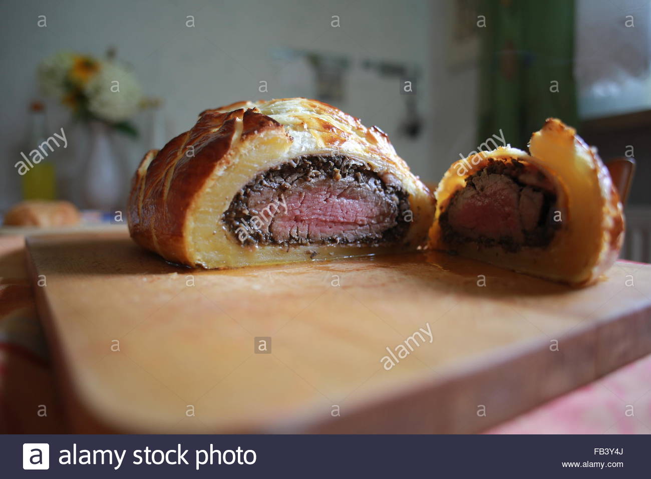 Frisch geschnittene Rindfleisch Wellington in Blätterteig Medium fertig zu essen Stockfoto