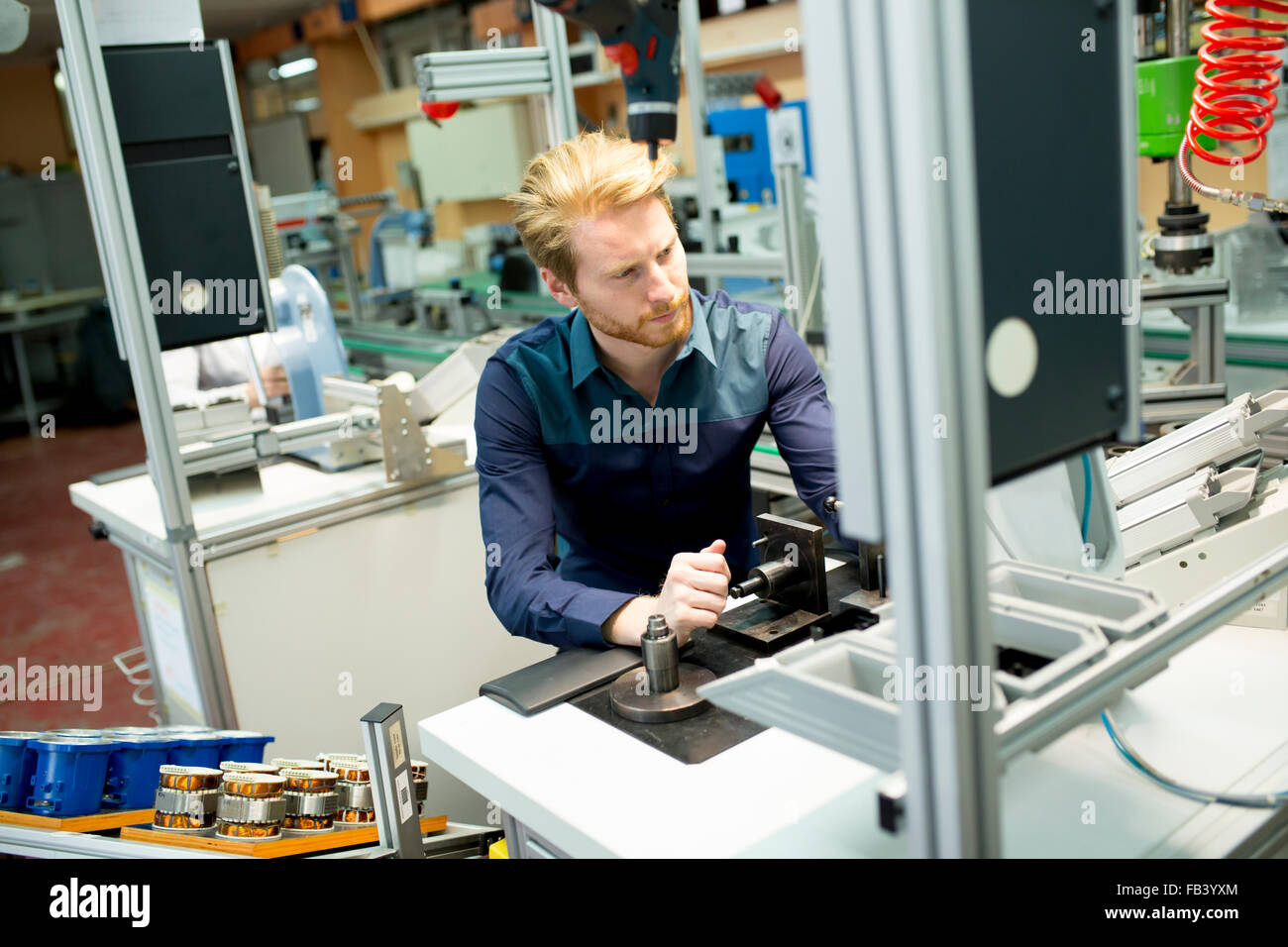 Ingenieur in der Fabrik Stockfoto