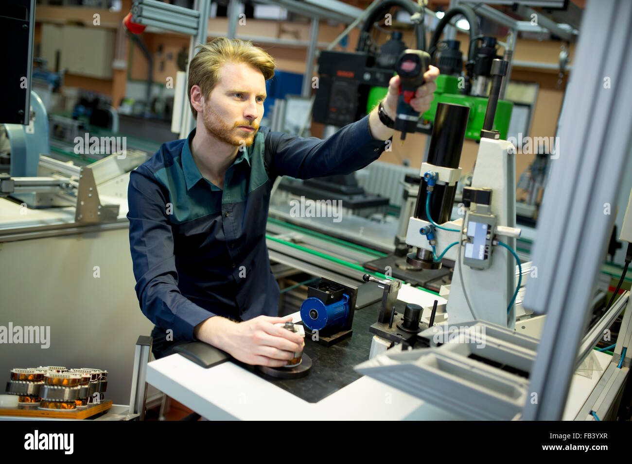 Ingenieur in der Fabrik Stockfoto