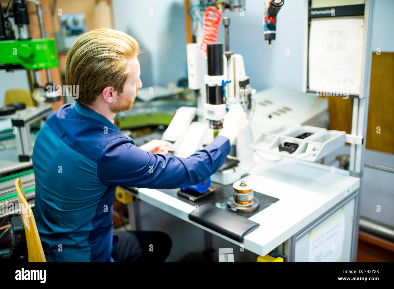 Ingenieur in der Fabrik Stockfoto