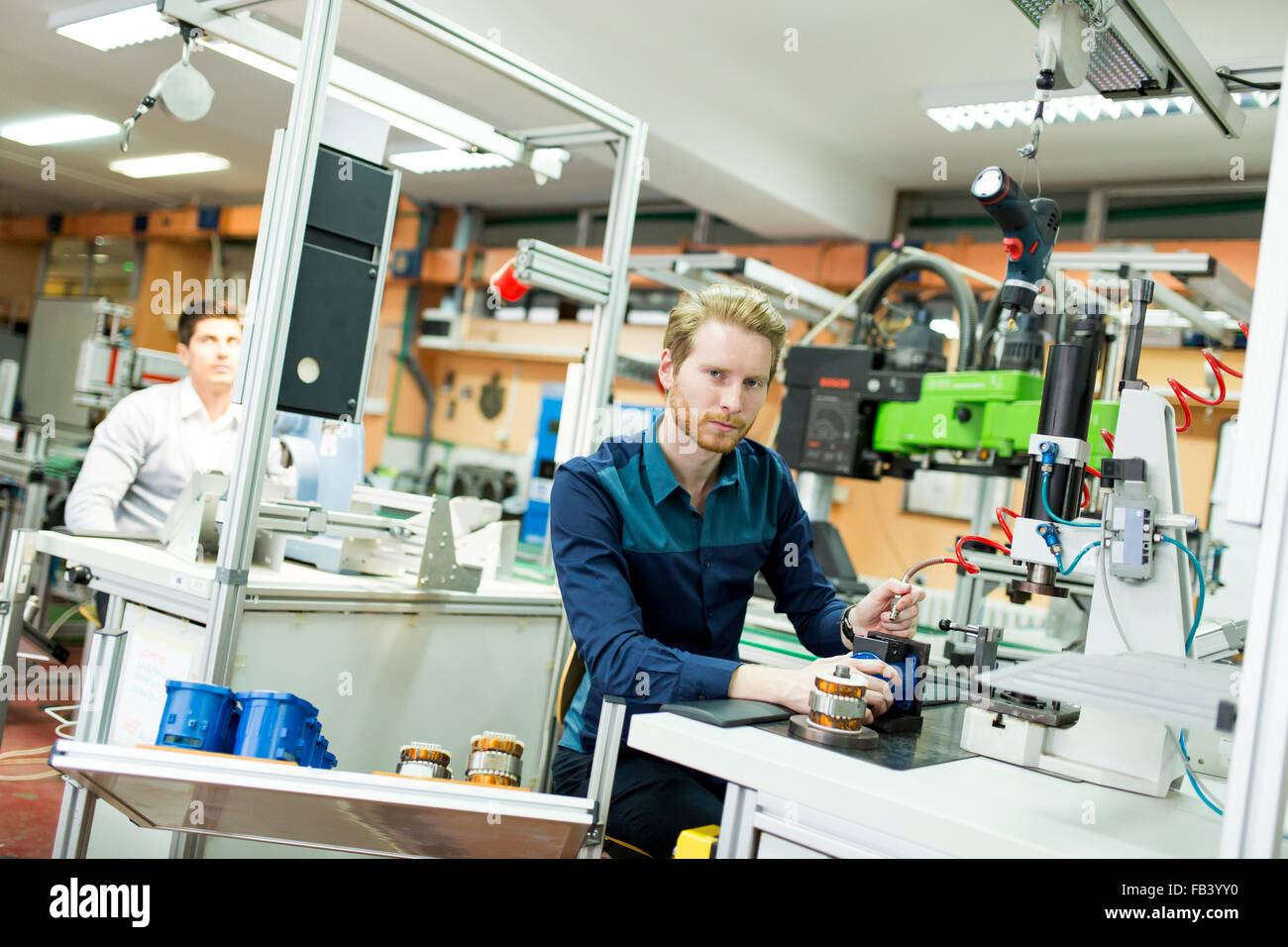 Ingenieur in der Fabrik Stockfoto