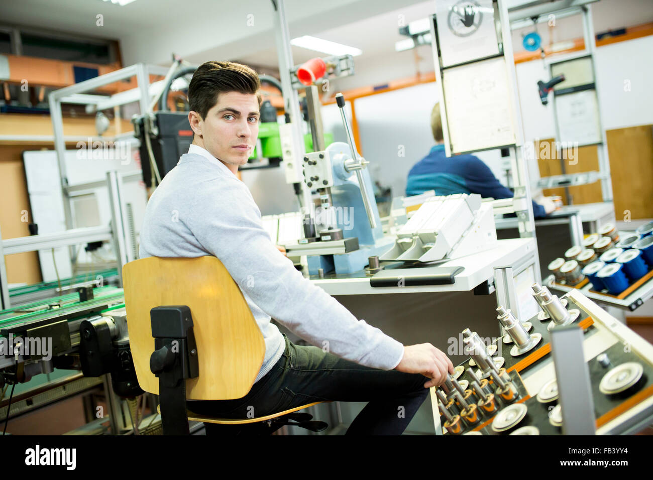 Ingenieur in der Fabrik Stockfoto