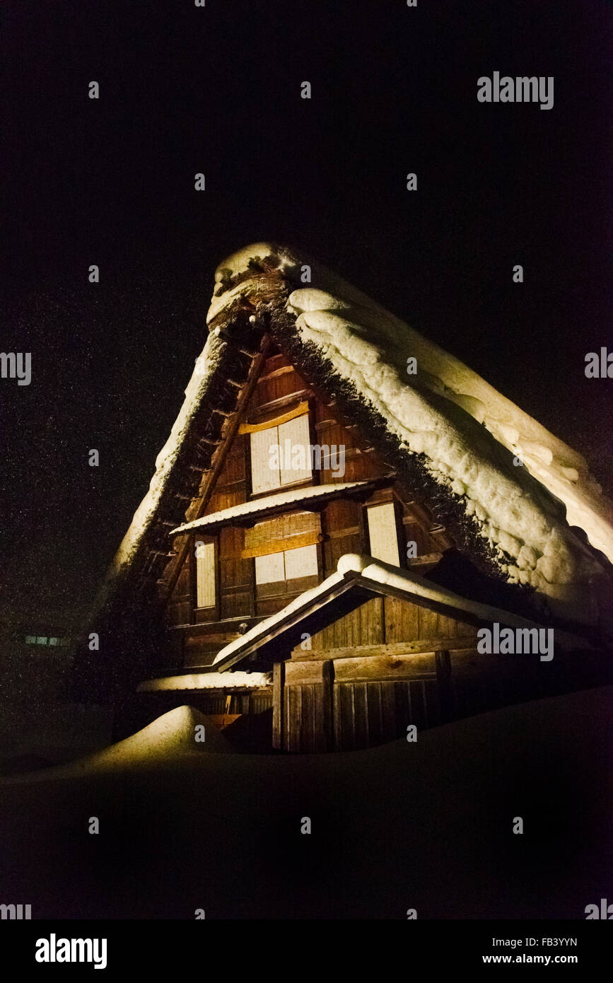 Nacht-Ansicht Gassho-Zukuri Haus, Shirakawa-Go, Präfektur Gifu, Japan Stockfoto