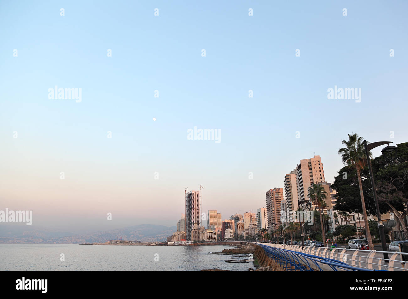 Corniche Beirut mit Skyline Stockfoto