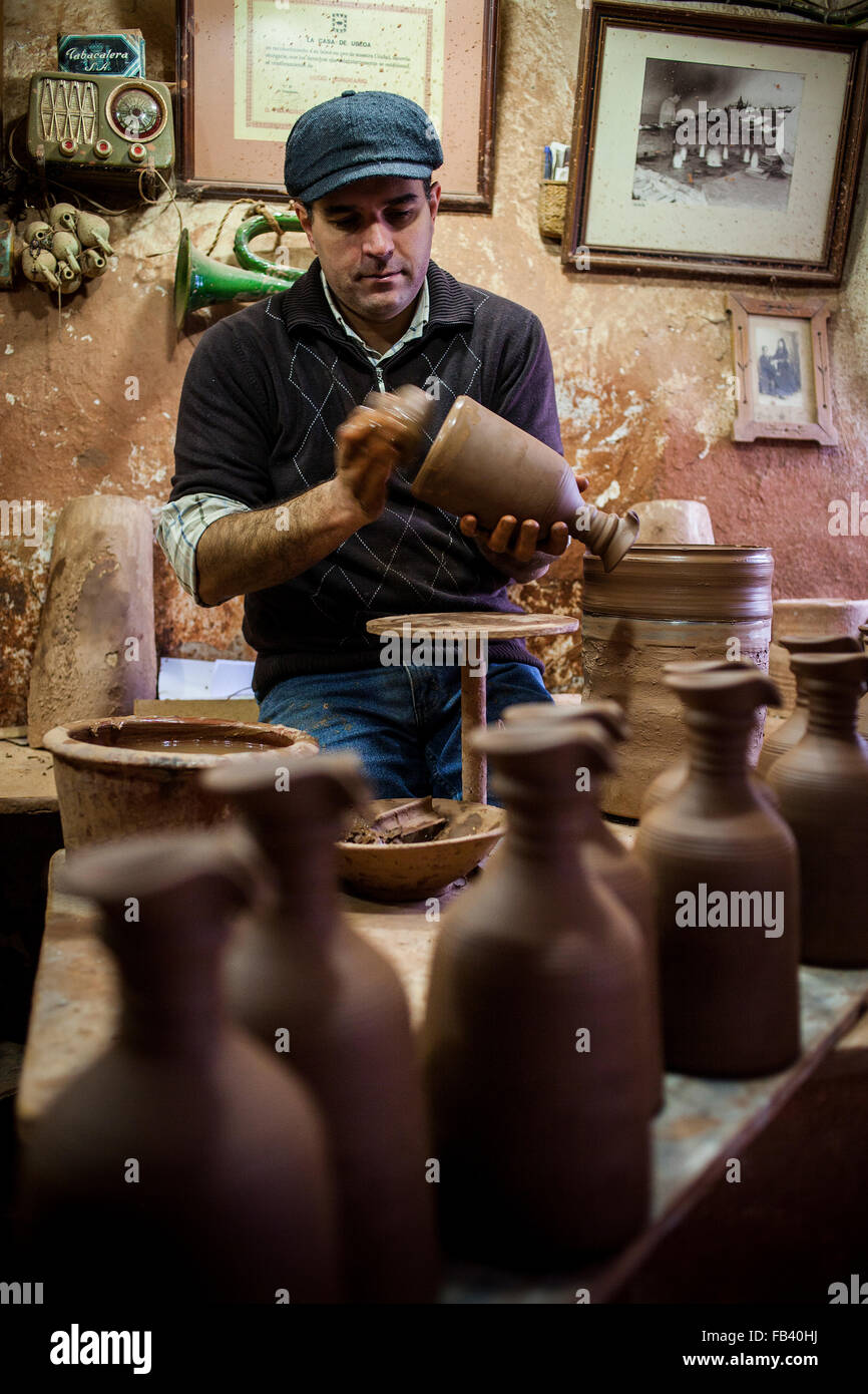 Pablo working.workshop der Alfareria Pablo & Paco Tito, Keramik, Calle Valencia 22, Ubeda, Andalusien, Spanien Stockfoto