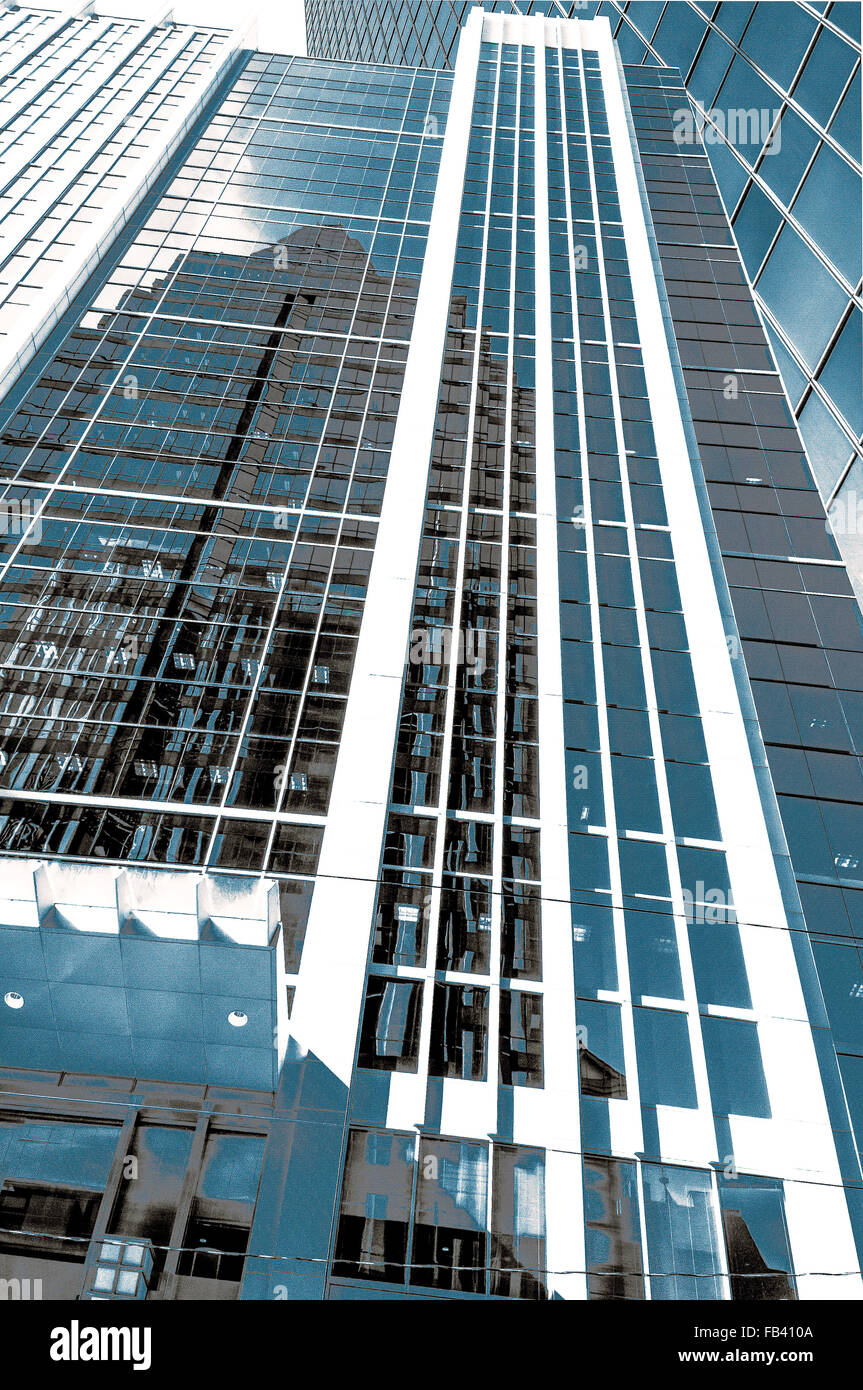 Bürogebäude mit der Wirkung von ausgehende in einen Himmel. Stockfoto