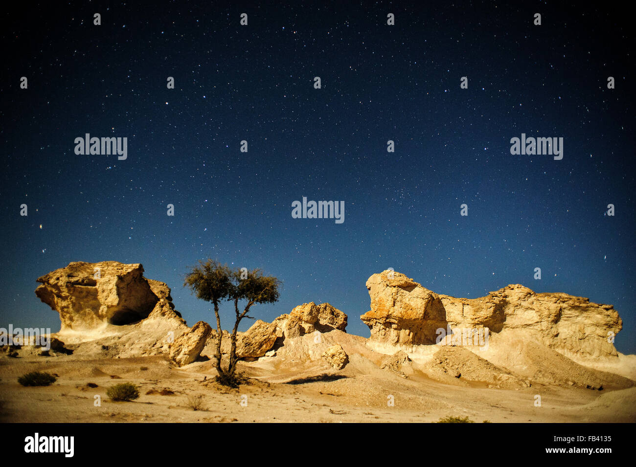 Felsformationen der Jiddat al Harasis Wüste in der Nacht, Oman Stockfoto