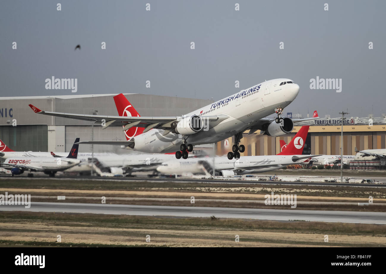 Turkish Airlines Airbus A330-202 (CN 882) startet vom Flughafen Istanbul-Atatürk. Stockfoto