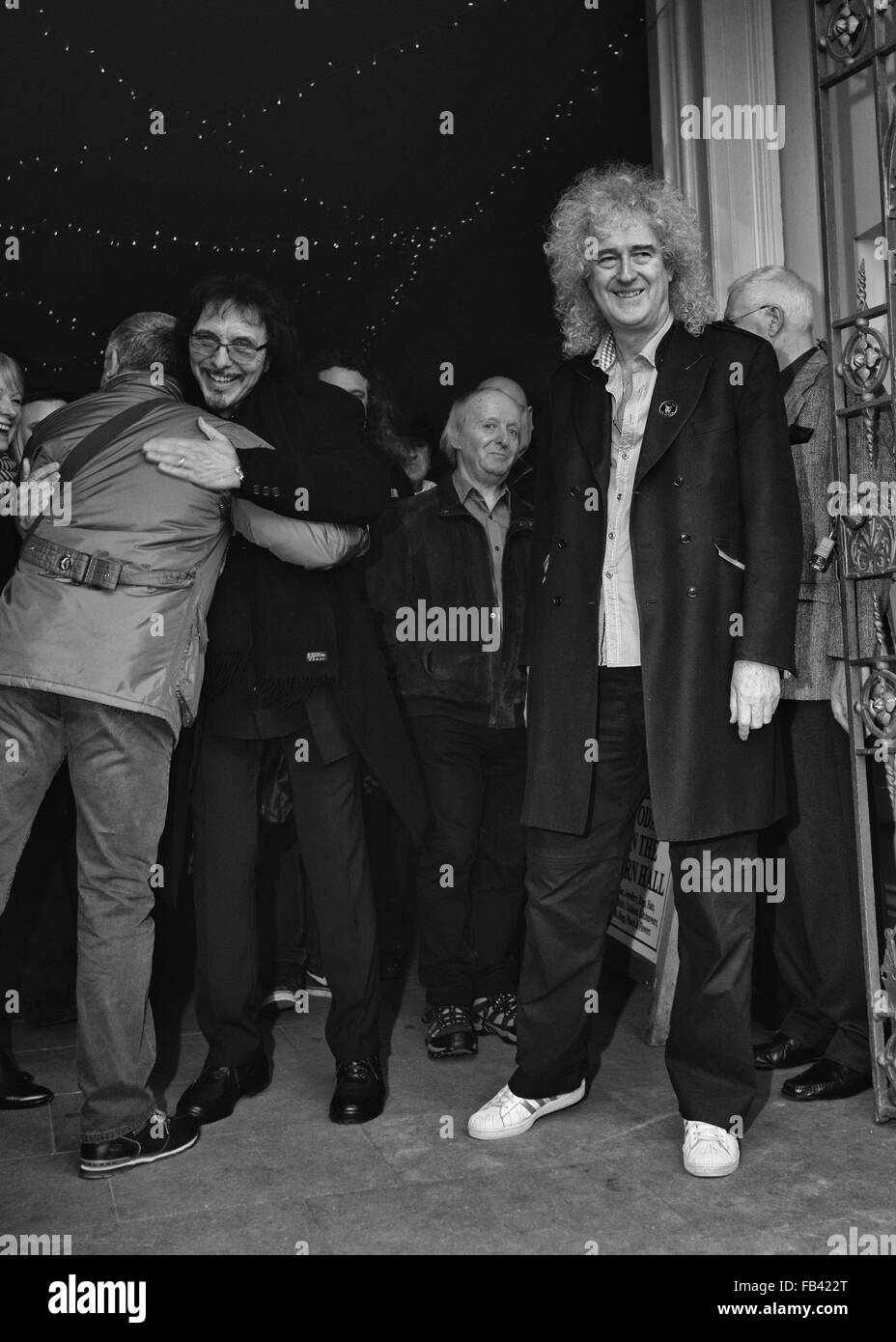 Blaue Plakette Ereignis in Cirencester 7/1/2016 zu gedenken Cozy Powell Drummer mit legendären Rock Gruppen mit Dr. Brian May Gitarrist von Queen führen. Stockfoto