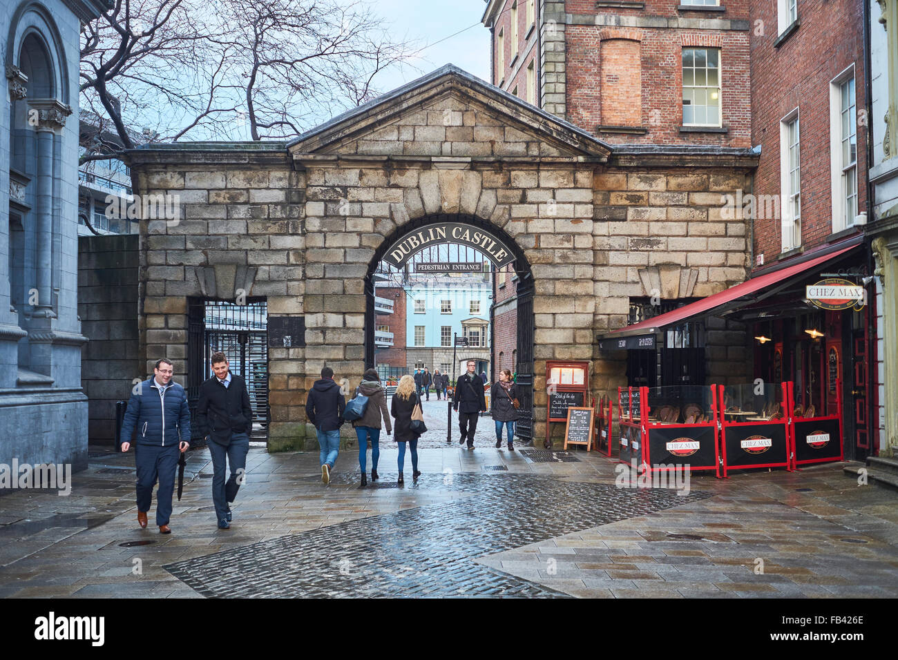 DUBLIN, Irland - Januar 05: Fußgänger zu Fuß vor Dublin Castle Toren. 5. Januar 2016 in Dublin Stockfoto