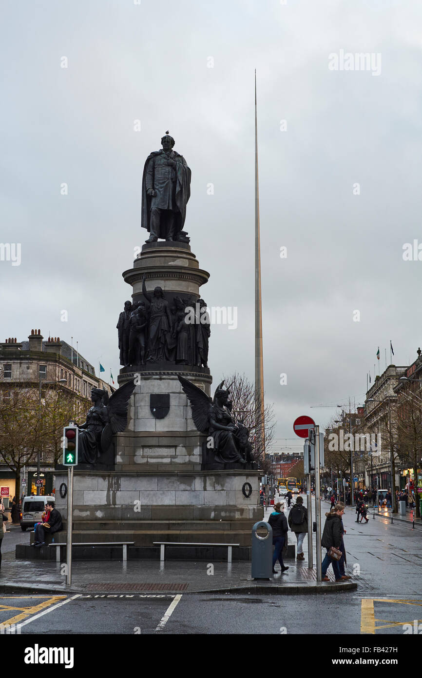 DUBLIN, Irland - Januar 05: Statue von Daniel O'Connell mit bedecktem Himmel und Millennium Spire im Hintergrund. 05 Januar, 2 Stockfoto