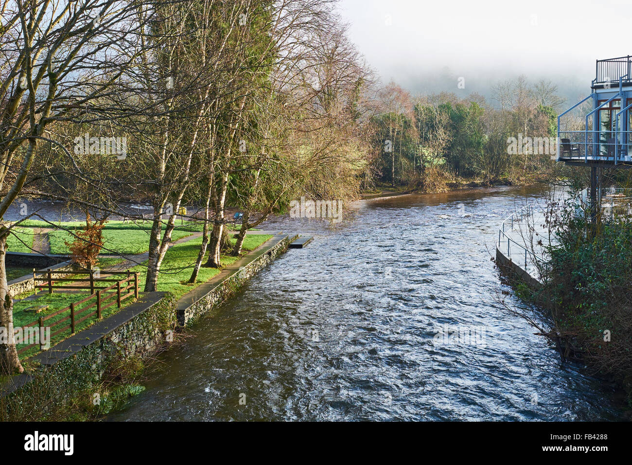 Das Treffen der Gewässer, County Wicklow, Ireland, Marken der Stelle, wo River Avonmore und Avonbeg verbinden. Stockfoto
