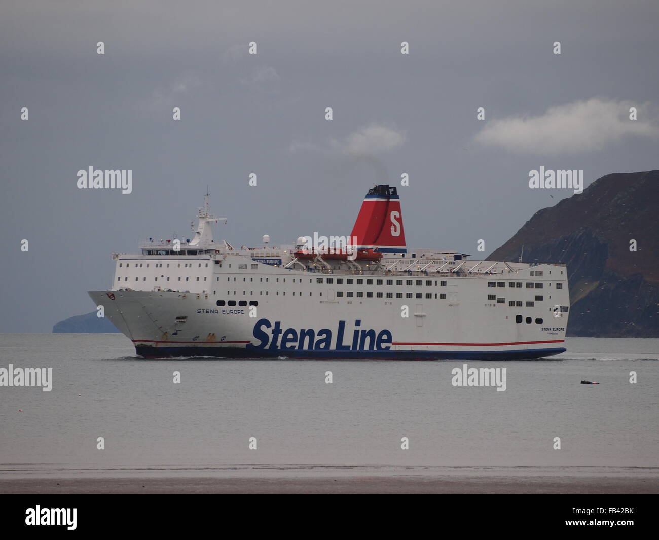 Stena Line Fähren näher sich mit Landzunge im Hintergrund in Hafen von Fishguard in Wales Großbritannien Stockfoto