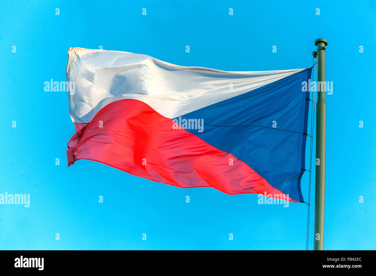 Tschechische Flagge weht im Wind auf einem Fahnenmast, Tschechische Republik Stockfoto
