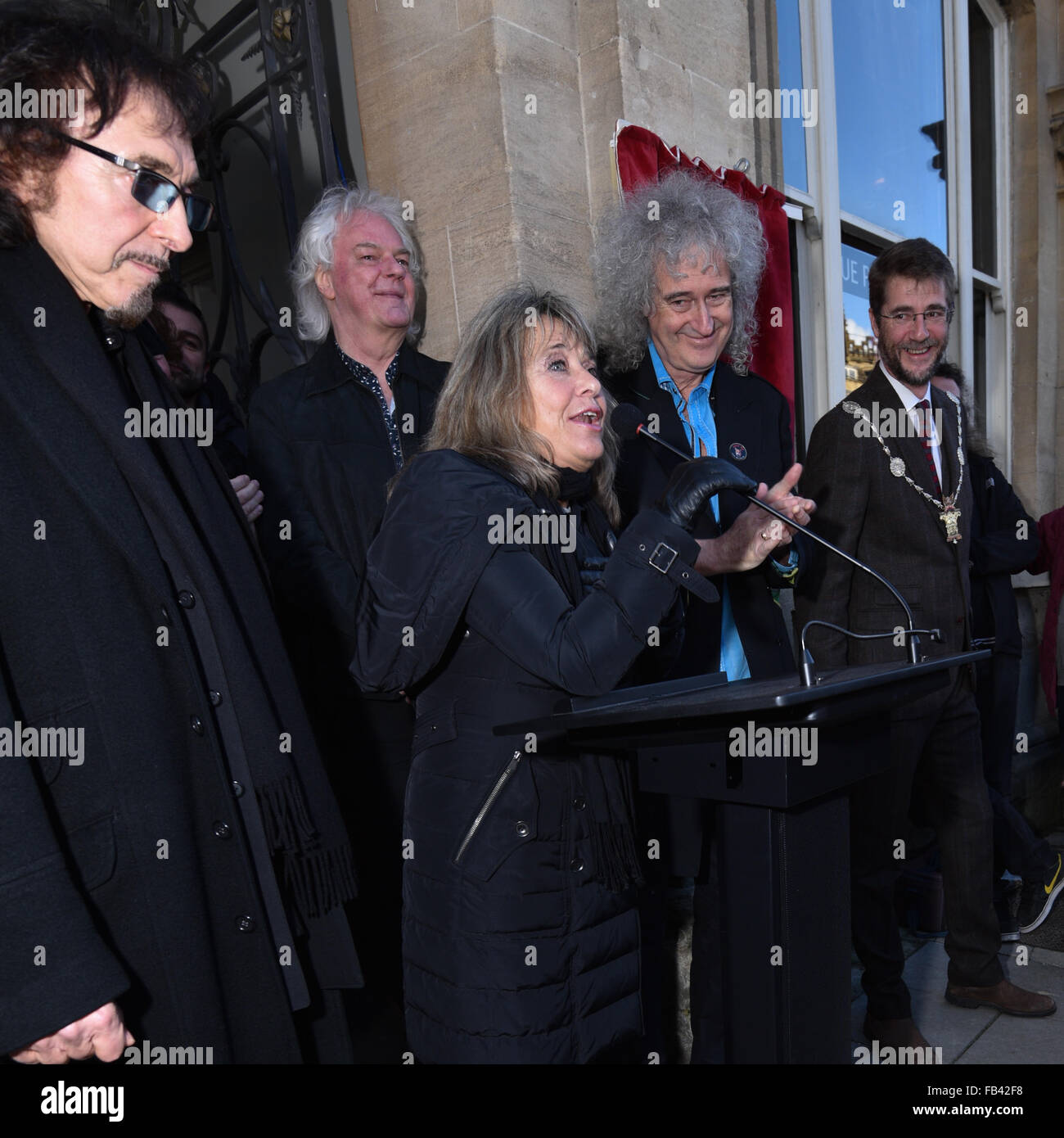 Blaue Plakette Ereignis in Cirencester 7/1/2016 zu gedenken Cozy Powell Drummer mit legendären Rock Gruppen mit Dr. Brian May Gitarrist von Queen führen. Stockfoto