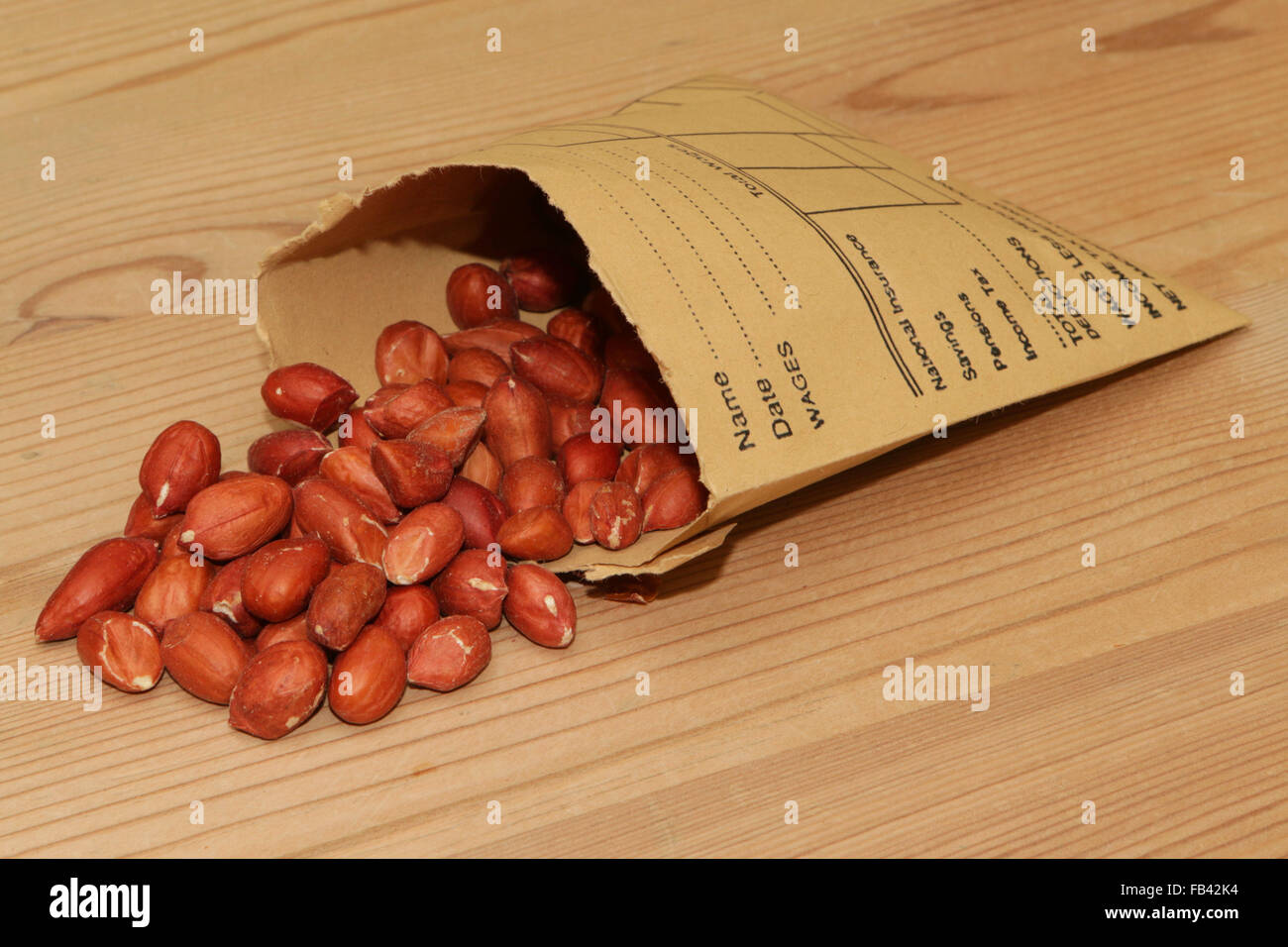 Lohn-Paket mit Erdnüssen Stockfoto