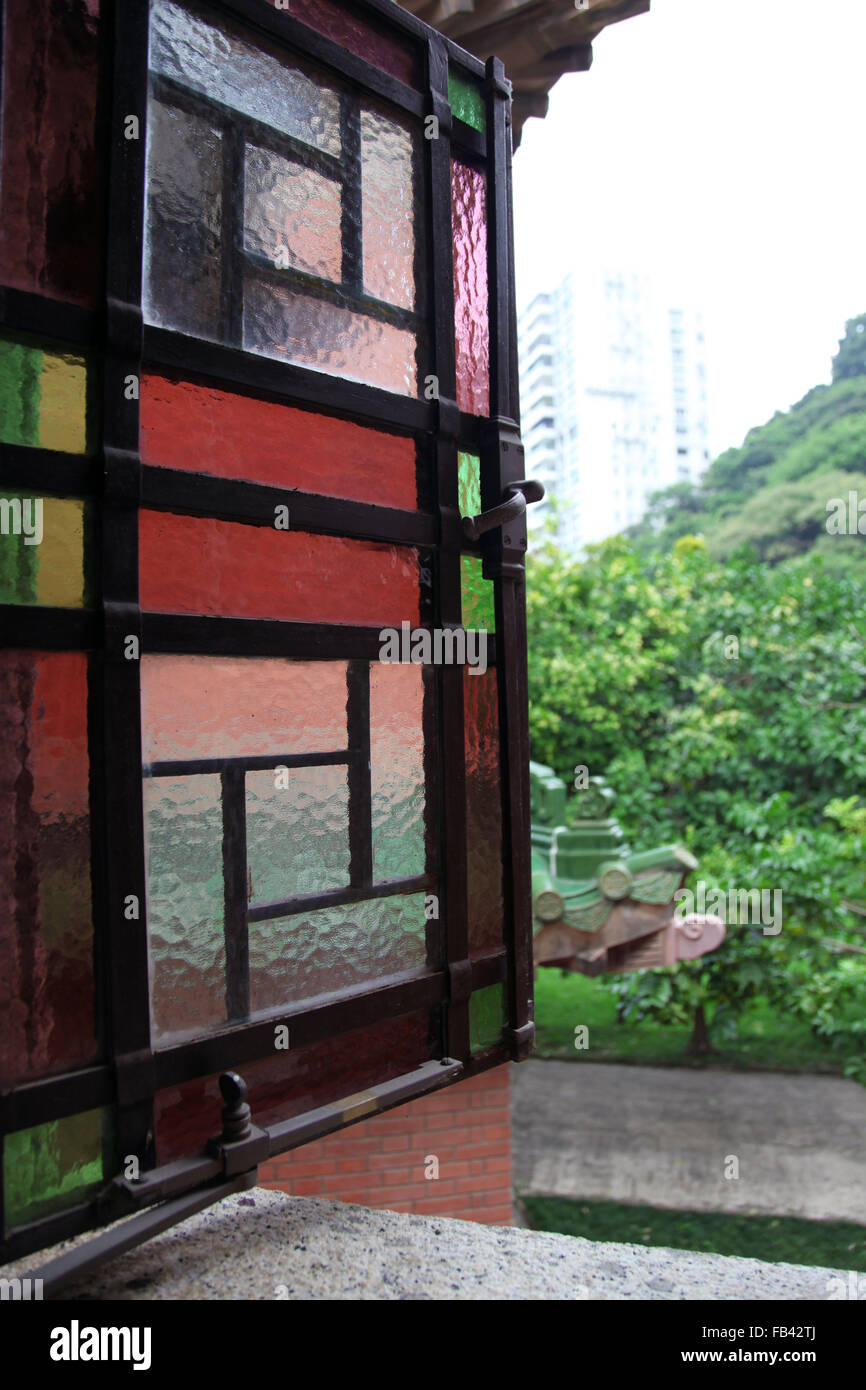 Es ist ein Foto von einem chinesischen Stil-Fenster das auf einem Berg mit einem Wald geöffnet ist Stockfoto