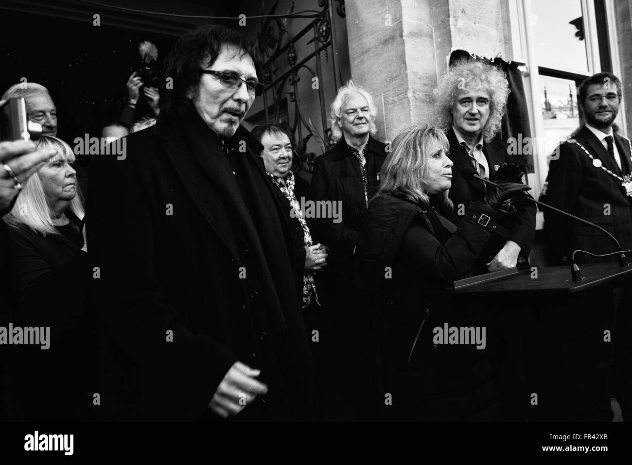 Blaue Plakette Ereignis in Cirencester 7/1/2016 zu gedenken Cozy Powell Drummer mit legendären Rock Gruppen mit Dr. Brian May Gitarrist von Queen führen. Stockfoto