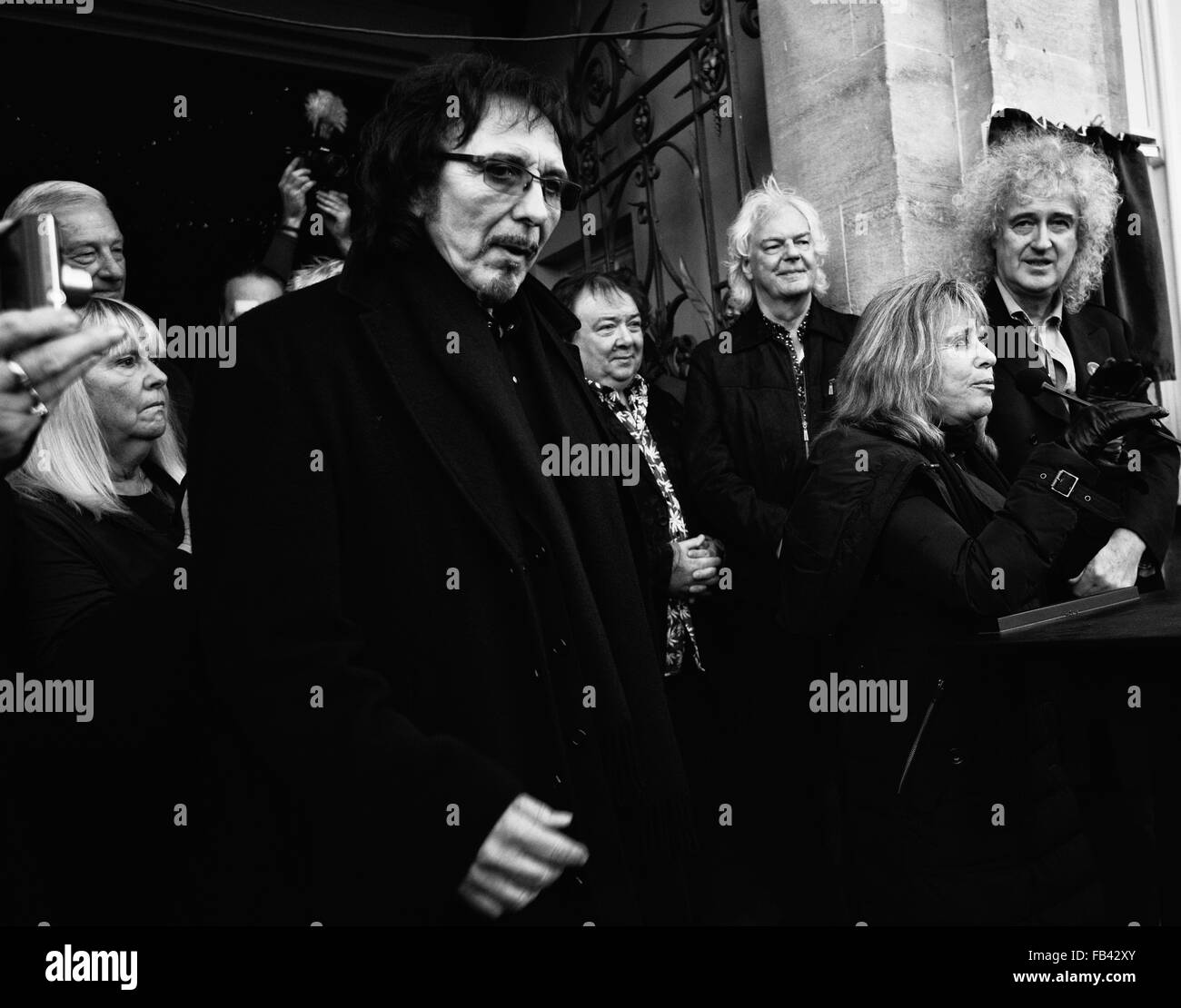 Blaue Plakette Ereignis in Cirencester 7/1/2016 zu gedenken Cozy Powell Drummer mit legendären Rock Gruppen mit Dr. Brian May Gitarrist von Queen führen. Stockfoto
