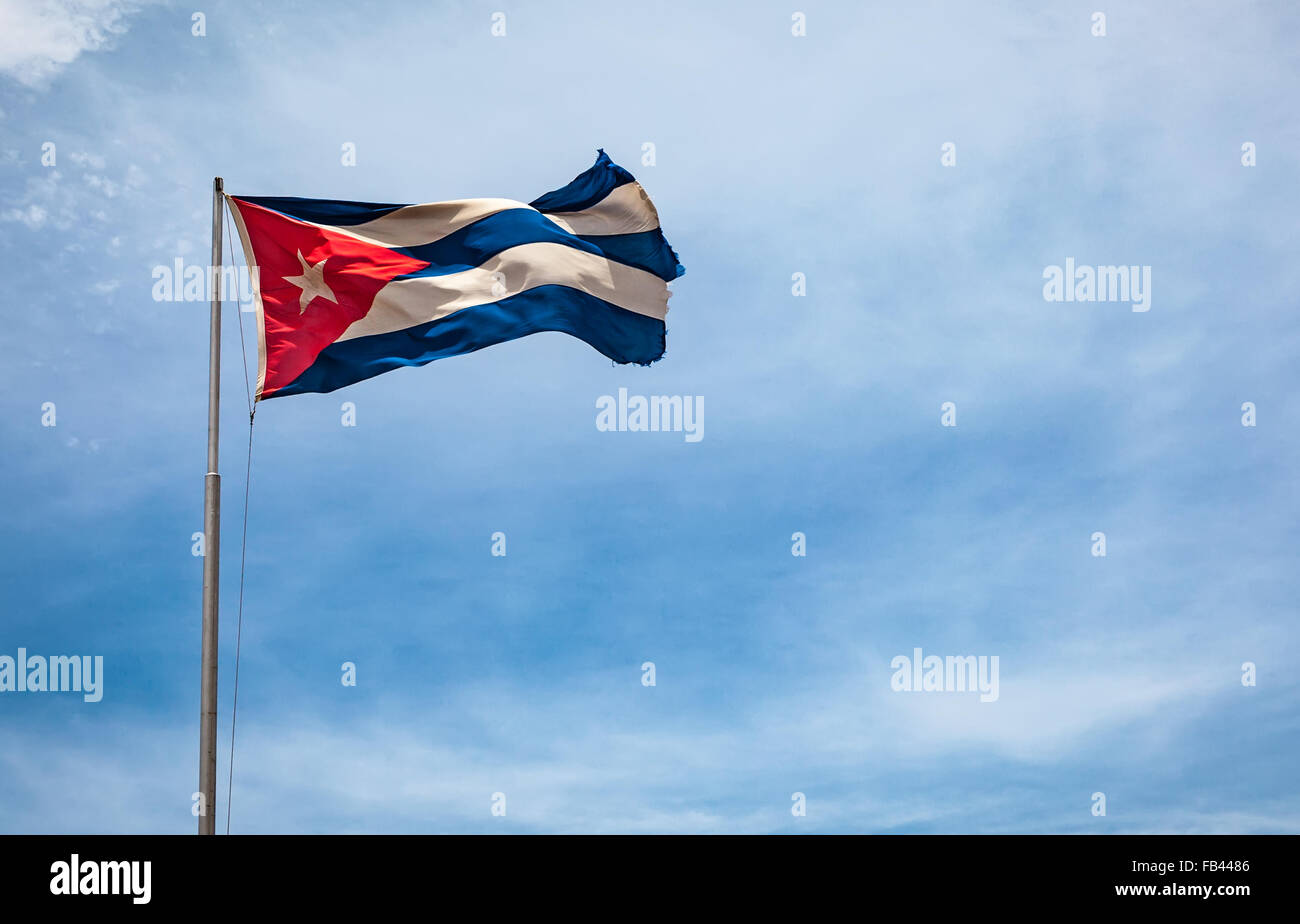 Kubanische Flagge im Wind auf dem Hintergrund des blauen Himmels. Nationales Symbol. Stockfoto