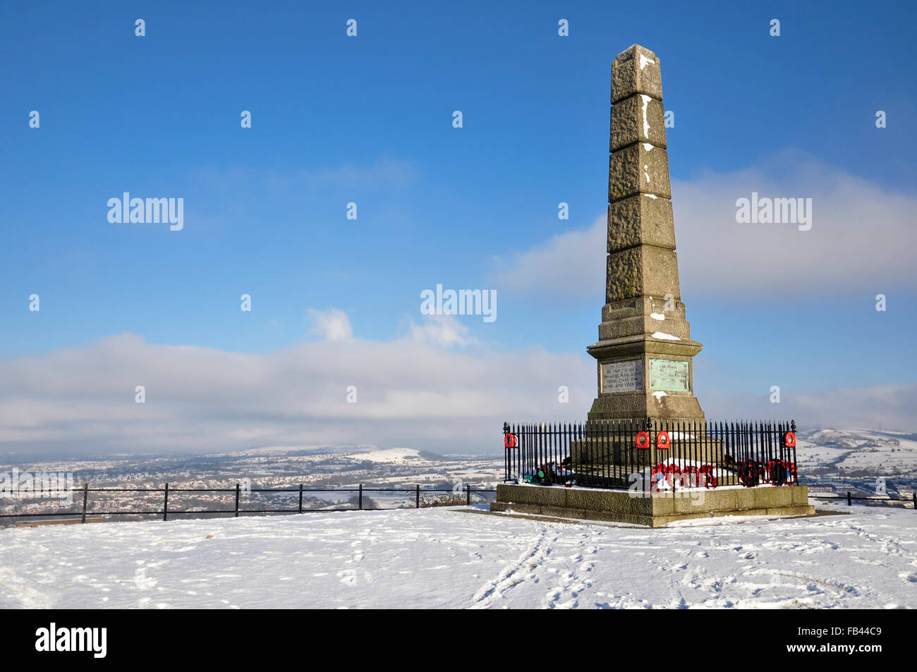 Kriegerdenkmal auf Werneth Low in Greater Manchester, England an einem verschneiten Wintertag. Stockfoto