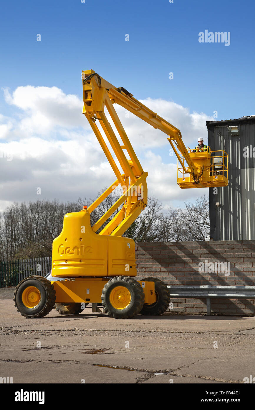 Ein Genie, Dieselmotor, hydraulische Zugangsplattform wird verwendet, um die Außenseite eines Gebäudes Lager zugreifen Stockfoto