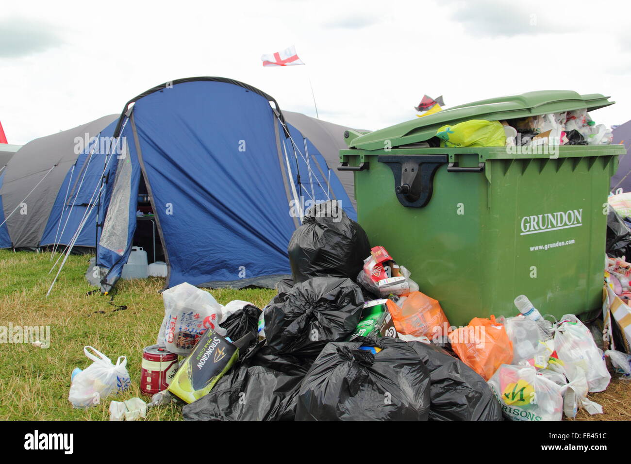 Müll quillt aus einem Lagerplatz neben Festivalbesucher Zelte - Finaltag des Y nicht Festivals, Pikehall, Derbyshire Stockfoto