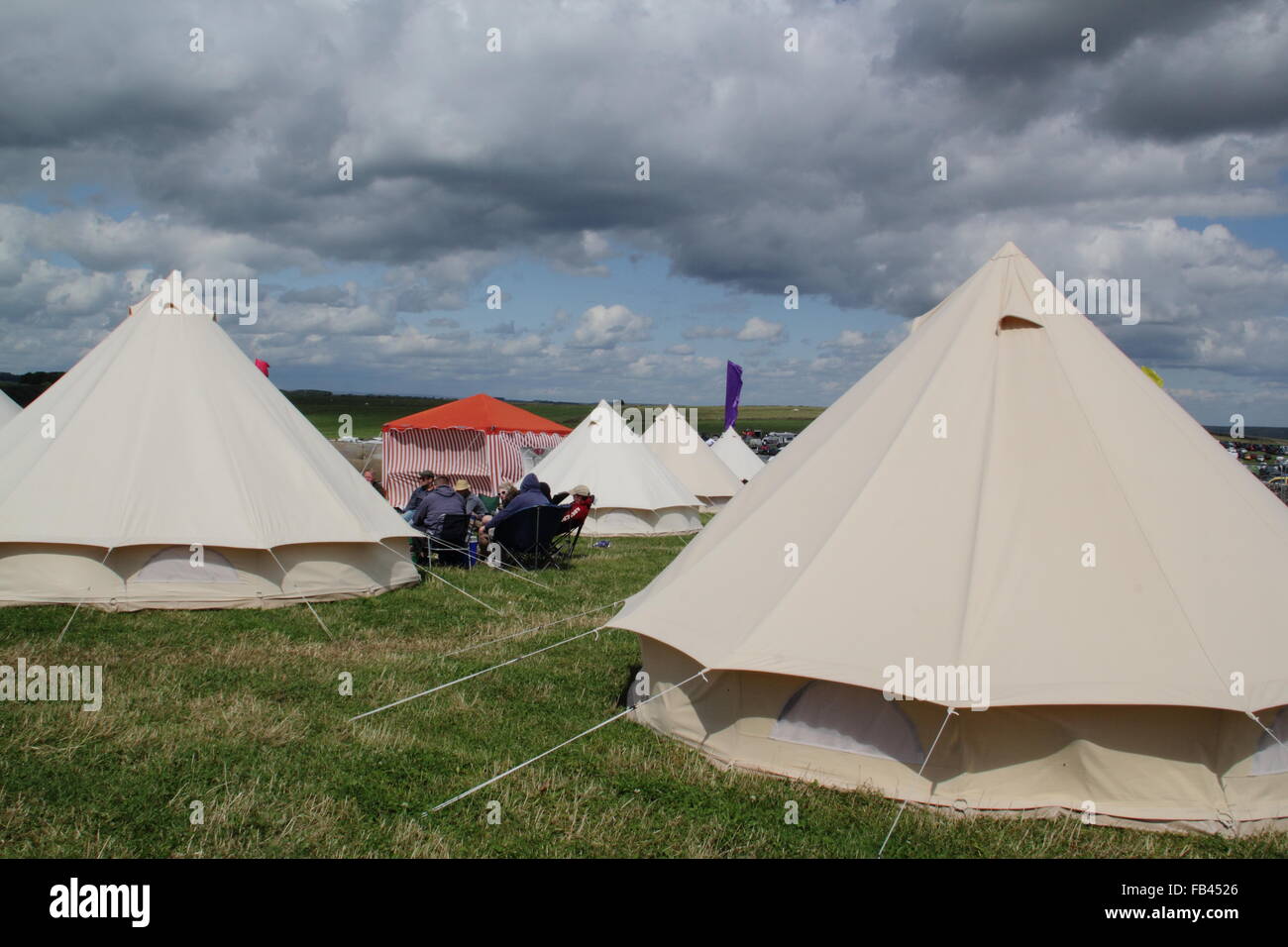 Jurten im Bereich "Glamping" beim Y Not Music Festival in England, wo die Festivalbesucher mit Luxus-camping, UK zur Verfügung stehen Stockfoto