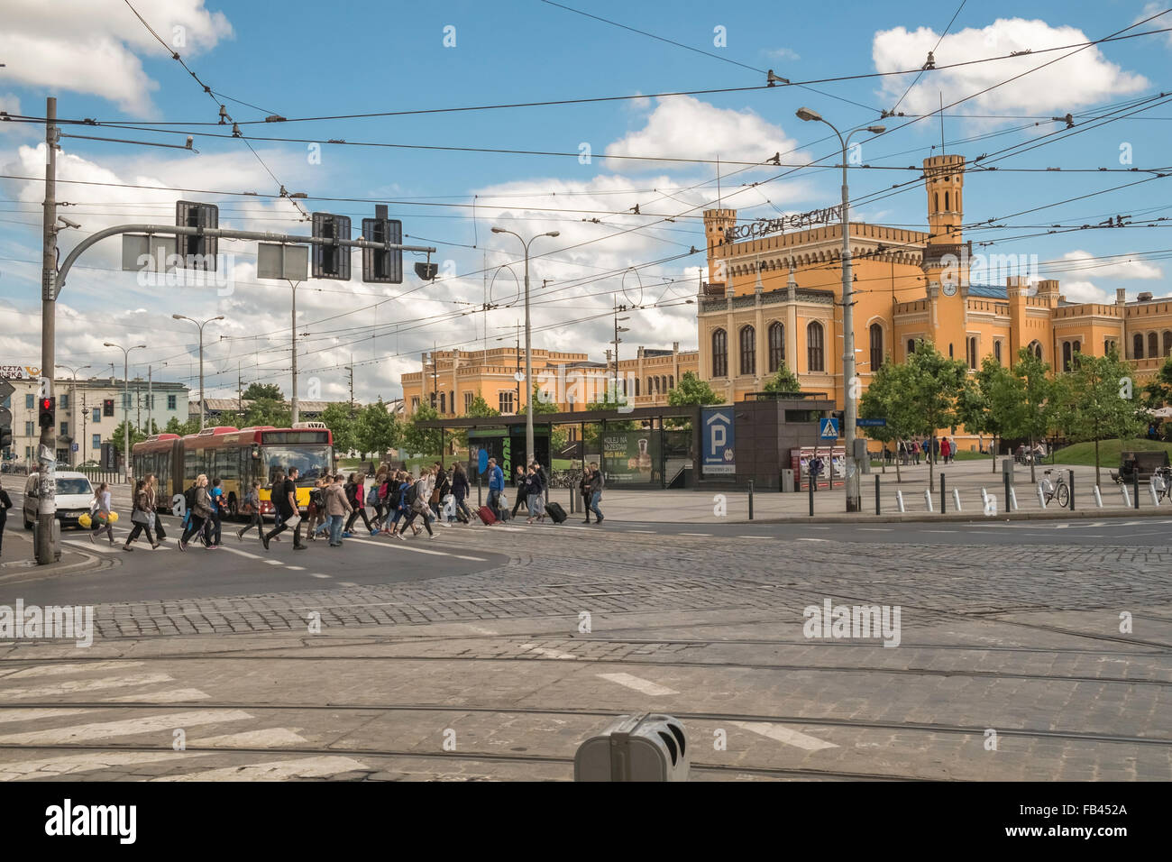 Bahnhof Fußgänger beim Überqueren der Straße von und nach Wroclaw, Wroclaw/Breslau, Polen. Stockfoto